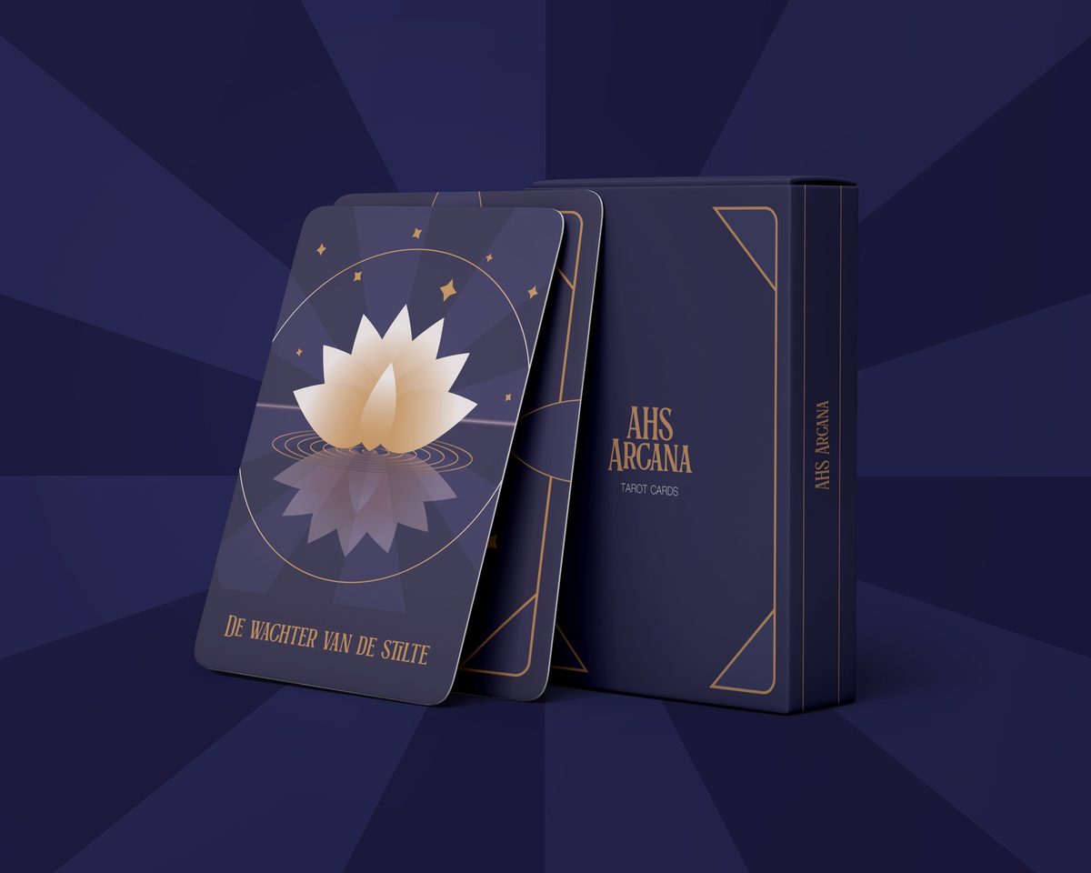 Tarotkaarten AHS Arcana met de kaart De Wachter van de Stilte, een lotus op het water, naast het doosje