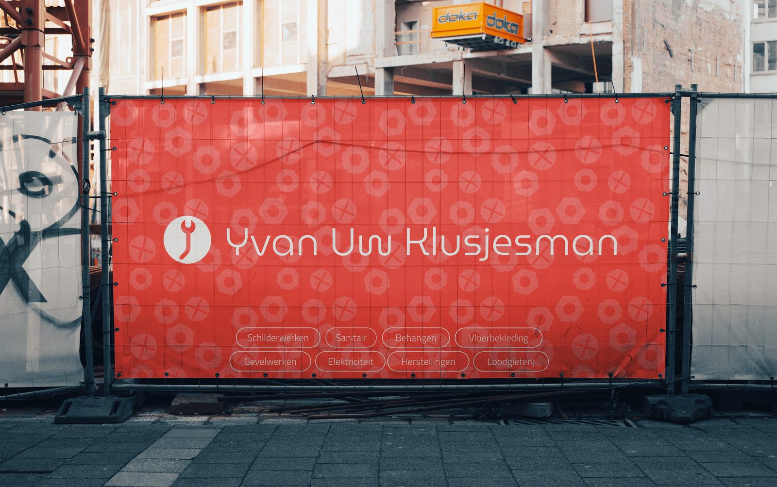Werfdoek in de nieuwe rode huisstijl van Yvan Uw Klusjesman, met een patroon van moeren en schroeven en de diensten in pills